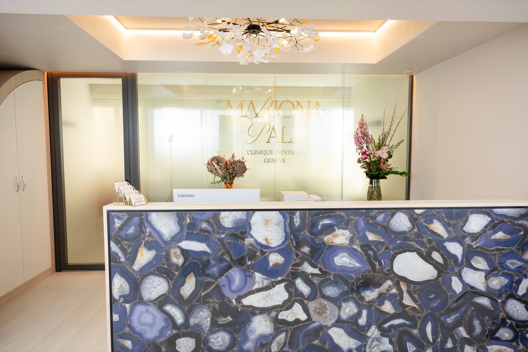 Reception desk at Clinique Dentaire Dr. Mariona Palé