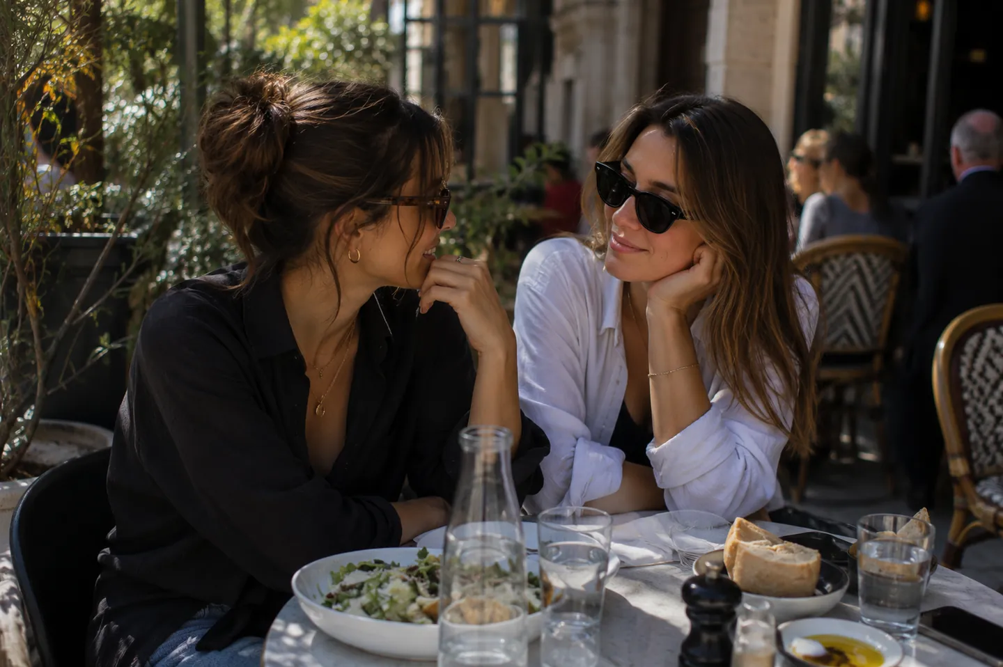 Two friends enjoying lunch at a Geneva café